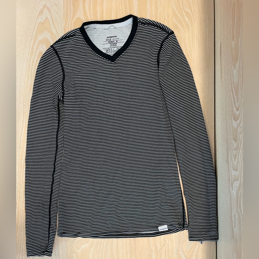 Patagonia Capilene 2 Lightweight V Neck Base Layer Womens Striped B&W Size XS